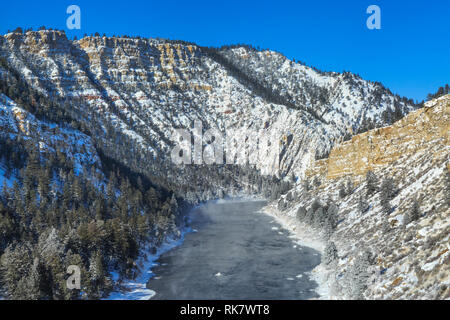 Missouri River in einem Canyon unterhalb Hauser dam im Winter in der Nähe von Helena, Montana Stockfoto