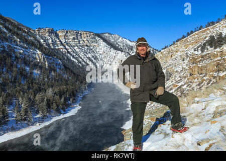 Self Portrait von John LAMBING im Winter (-20 F) über den Missouri River in einem Canyon unterhalb Hauser Dam in der Nähe von Helena, Montana Stockfoto