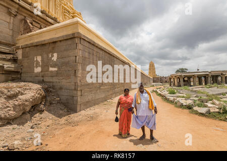 Ein Paar, das in traditioneller Kleidung außerhalb des Shri Virupaksha Tempel in Hampi, Karnataka, Indien Stockfoto