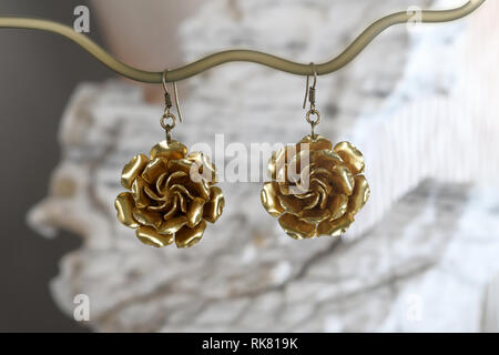 Vintage brass Ohrringe in Form einer Blume auf dem weißen Stein, hand made Stockfoto