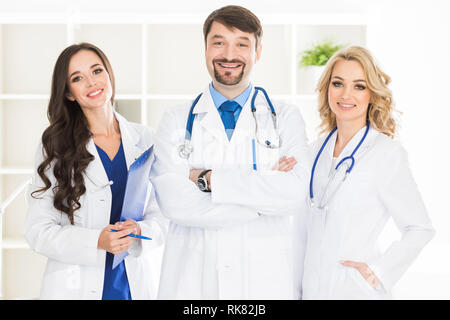 Portrait von erfolgreichen Team von Ärztinnen und Ärzten im Krankenhaus Stockfoto