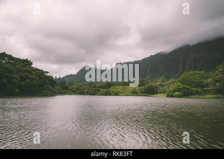 Blick auf See und Berge in Hoomaluhia botanischer Garten, Insel Oahu, Hawaii Stockfoto