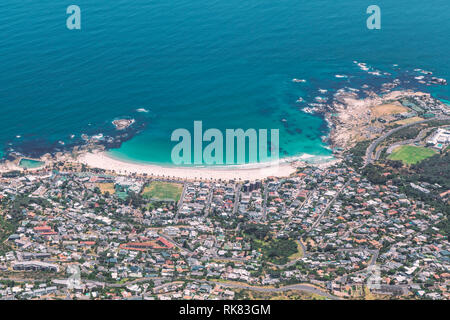 Blick auf den wunderschönen Strand von Camps Bay zum Tafelberg in Kapstadt Stockfoto