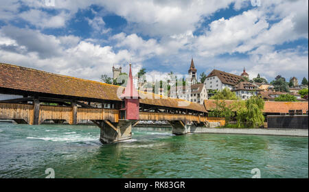 Ansicht der Spreuer Brücke, eine mittelalterliche Holzsteg über die Reuss bei Luzern, Schweiz abgedeckt Stockfoto