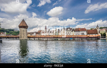 Blick auf den mittelalterlichen Holz überdachte Kapellbrücke (Kapelle Brücke) über den Fluss Reuss in Luzern, Schweiz Stockfoto