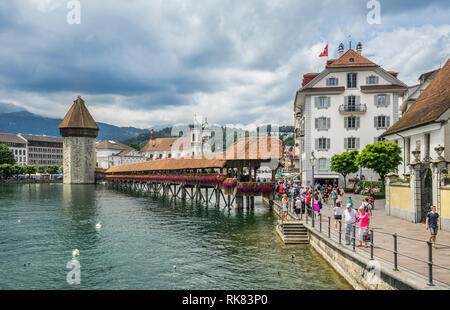 Blick auf den mittelalterlichen Holz überdachte Kapellbrücke (Kapelle Brücke) über den Fluss Reuss in Luzern, Schweiz Stockfoto