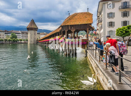 Blick auf den mittelalterlichen Holz überdachte Kapellbrücke (Kapelle Brücke) über den Fluss Reuss in Luzern, Schweiz Stockfoto