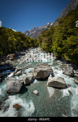 Ein Blick auf eine der vielen malerischen Flüsse durch das Tal führt zu Milford Sound auf der Südinsel Neuseelands fließt. Stockfoto