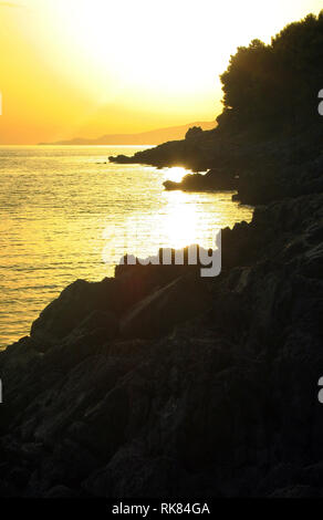 Sunseton den Strand von Fiumicello, Maratea, Basilicata, Italien Stockfoto