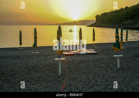 Sonnenuntergang am Strand von Fiumicello, Maratea, Basilicata, Italien Stockfoto