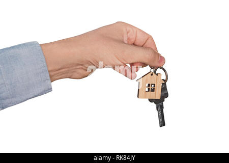 Die Hand eines Mannes isoliert auf einem weißen Hintergrund fallen eine Reihe von Tasten. Immobilien Transaktion. Die Hand eines Mannes ist der Schlüssel zu der Wohnung mit einem keycha Stockfoto