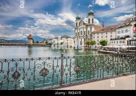 Reuss mit Blick auf Luzern Jesuitenkirche und die berühmte Kapellbrücke (Kapelle Brücke), Luzern, Kanton Luzern, Schweiz Stockfoto