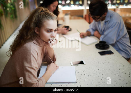 Nachdenklich teenager Stockfoto