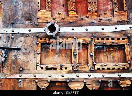 Der Glanz der alten Türen schönen marokkanischen alte Tür. Marrakesch, Marokko. Stockfoto