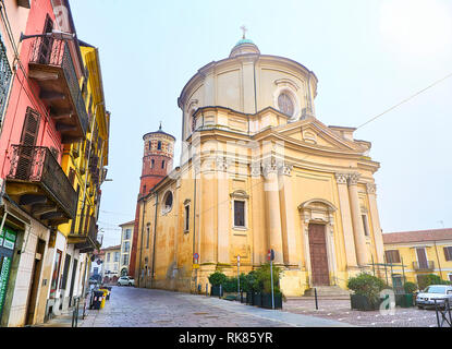 Asti, Italien - 1. Januar 2019. Hauptfassade der Chiesa di Santa Caterina Kirche mit dem Torre Rossa im Hintergrund. Blick von der Piazza Santa C Stockfoto