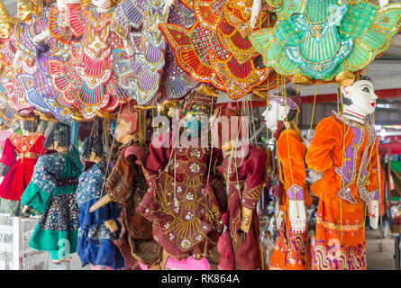 Traditionelles Kunsthandwerk Marionetten in Markt verkauft werden, Myanmar Stockfoto