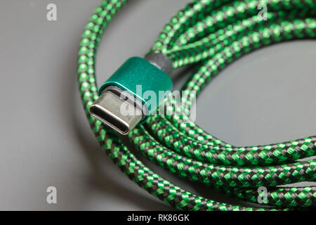 USB-Typ-C-Kabel, grün. Selektiver Fokus mit geringer Tiefenschärfe. Stockfoto