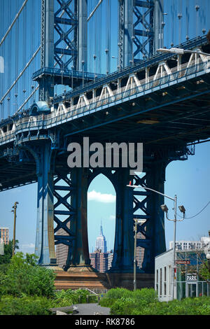 Empire State Building über Manhattan Bridge gesehen Stockfoto