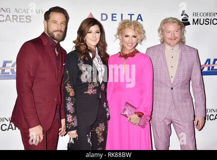 LOS ANGELES, Ca - 08 Februar: (L-R) Jimi Westbrook, Karen Fairchild, Kimberly Schlapman und Philip Süß von Little Big Town MusiCares Person teilnehmen o Stockfoto