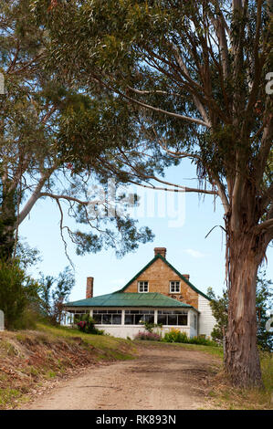 Craigie Knowe, ein 1842 gebautes Bauernhaus aus Stein und Weinberg in Luxus Villa Unterkunft in Swansea, Tasmanien umgewandelt. Bedeutung "schroffen Knoll" in Ga Stockfoto