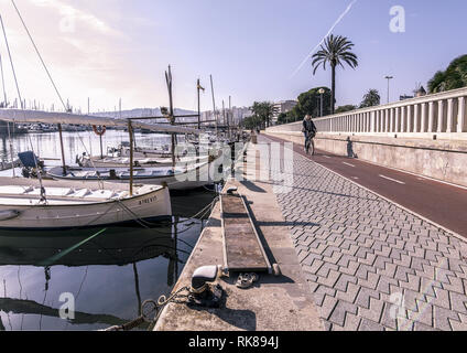 PALMA DE MALLORCA, SPANIEN - Februar 9, 2019: angelegte Boote entlang des Paseo Maritimo an einem sonnigen Wintertag am 9. Februar 2019 in Palma de Mallorca, Wellness Stockfoto