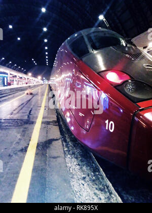 Ein hochgeschwindigkeitszug Freccia Rossa im Bahnhof Milano Centrale (Italien) geparkt - Editorial Foto - Mailand, Italien, 8. Februar 2019 Stockfoto