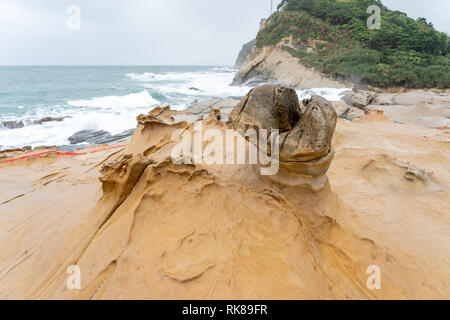 Yehilu natürliche Landschaft bei yehilu Geopark in Taiwan. Yehilu Geopark ist Heimat für eine Vielzahl von einzigartigen geologischen Formationen. Stockfoto