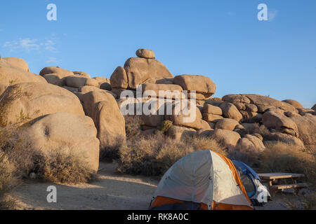 Zwei Zelte auf dem Campingplatz in Joshua Tree National Park, Kalifornien, USA Stockfoto