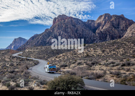 Ein RV auf der Fahrt in den Red Rock Canyon National Conservation Area. Stockfoto