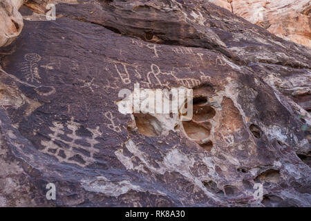 Felszeichnungen auf dem Felsen in der Red Rock Canyon National Conservation Area in Nevada, USA. Stockfoto