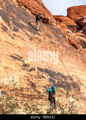 Menschen klettern die Felsen in der Red Rock Canyon National Conservation Area, USA Stockfoto