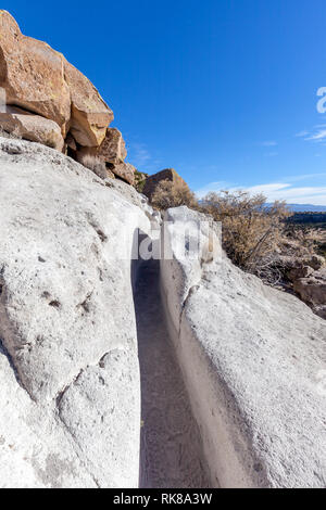 Alten Fußwege sind abgenutzt in den weichen Tuff an Tsankawi. Tsankawi ist ein freistehendes Teil des Bandelier National Monument in New Mexico. Stockfoto