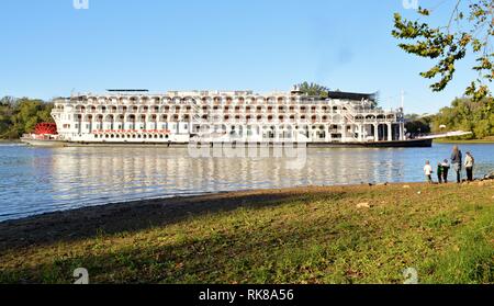 Eine Familie beobachtet, wie der American Queen steamboat vorbei auf See Barkley/Cumberland River in Stewart County Tennessee. Stockfoto