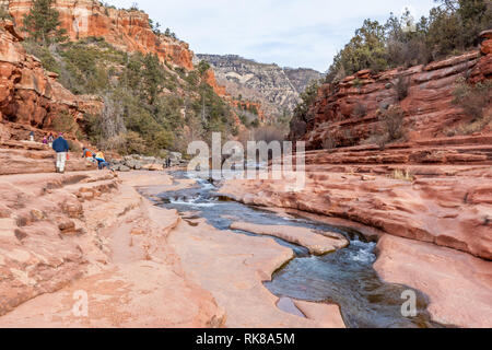 Slide Rock State Park ist ein State Park von Arizona, USA, dessen Name von einem natürlichen Wasserrutsche durch die rutschigen Bett des Oak Creek gebildet. Stockfoto