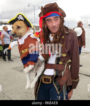 Pirat mit seinem Hund, der auch in der Pirat Kostüm, Australische Wooden Boat Festival 2019, Hobart, Tasmanien, Australien. Keine MR Stockfoto