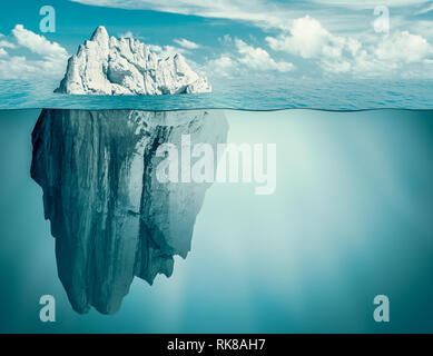 Eisberg im Ozean. Versteckte Bedrohung oder Gefahr Konzept. 3D-Darstellung. Stockfoto