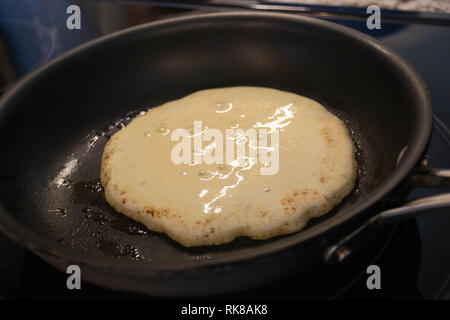 Sourdough Pancakes Braten in einer nonstick Teflonpfanne Stockfoto