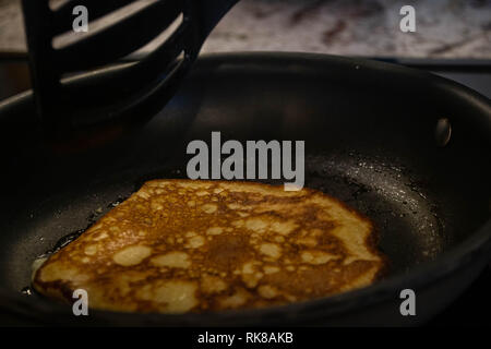 Sourdough Pancakes Braten in einer nonstick Teflonpfanne Stockfoto