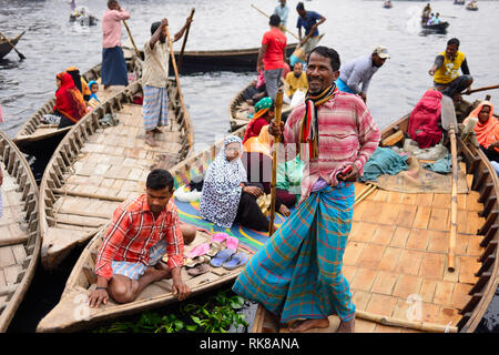 DHAKA, BANGLADESCH - 28. JANUAR 2019: geschäftigsten Personenverkehr port in Dhaka. Boote für den Transport der Völker in der Sadarghat auf buriganga Fluss Stockfoto