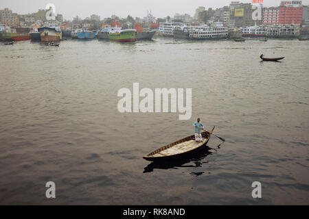 DHAKA, BANGLADESCH - 28. JANUAR 2019: geschäftigsten Personenverkehr port in Dhaka. Boote für den Transport der Völker in der Sadarghat auf buriganga Fluss Stockfoto