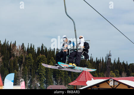 Shoria Sheregesh, Berg, Kemerovo Region, Russland - April 6, 2018: Paar snowboarder Spaß auf einem Skilift im Skigebiet Stockfoto