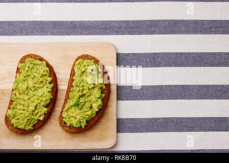 Sandwich mit Guacamole auf Licht background Top view Sandwiches auf Holzbrett Stockfoto