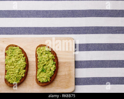 Sandwich mit Guacamole auf Licht background Top view Sandwiches auf Holzbrett Stockfoto