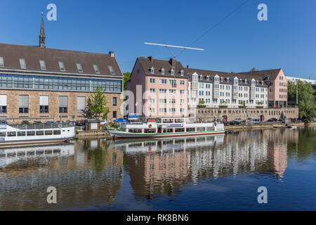 Tour Boot am Fluss Fulda Quay in Kassel, Deutschland Stockfoto