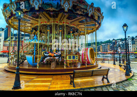 Fantastischen Sport. Bewundernswert retro Karussell in der Stadt. Merry-go-round mit Pferden und Landau in der berühmten französischen Hafen, Honfleur, Normand Stockfoto