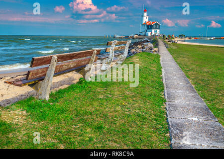 Erstaunlich Leuchtturm auf der Insel Marken und Majestic Beach mit Bänken, Niederlande, Europa Stockfoto