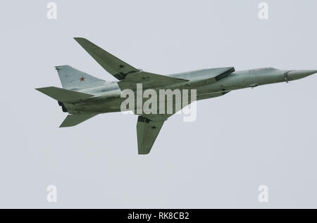 Moskau, Russland - 23. Februar 2012: Strategischer Bomber Tu-160 der russischen Streitkräfte. Flight Training Bomber. Stockfoto