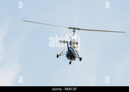 Moskau, Russland - 23. Februar 2012: Zivile russische Hubschrauber bei einer Flugschau in Moskau. Stockfoto