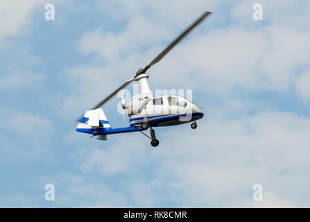 Moskau, Russland - 23. Februar 2012: Zivile russische Hubschrauber bei einer Flugschau in Moskau. Stockfoto