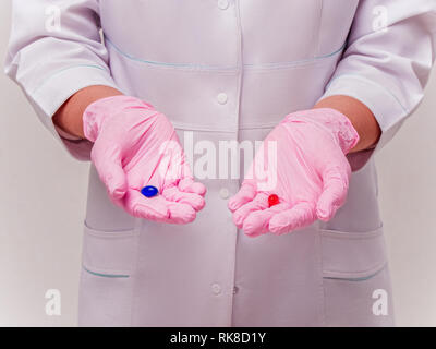 Schwierige Wahl zwischen Drogen. Placebo Drogen Konzept. Arzt hält zwei Pillen, die ich die Hände. Healthcare Konzept Stockfoto